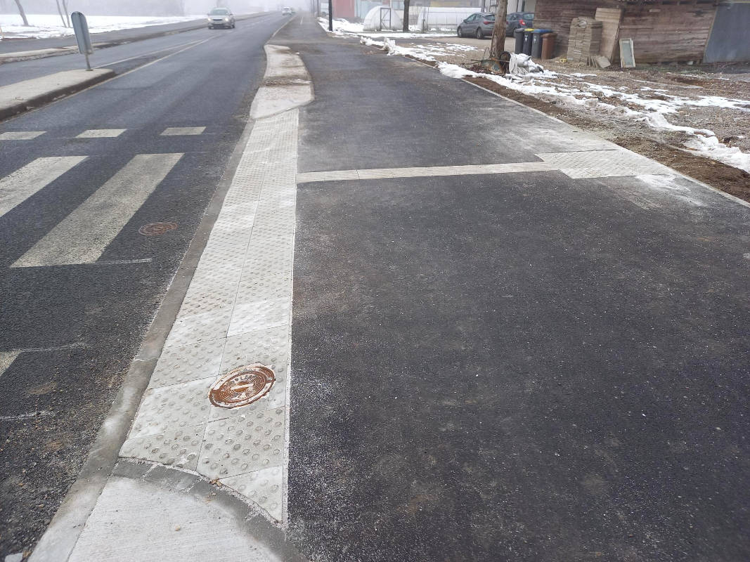 Vodilne in opozorilne taktilne oznake