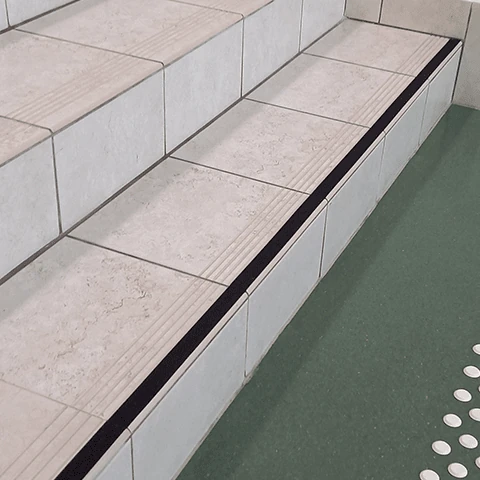Protizdrsni in označevalni trakovi