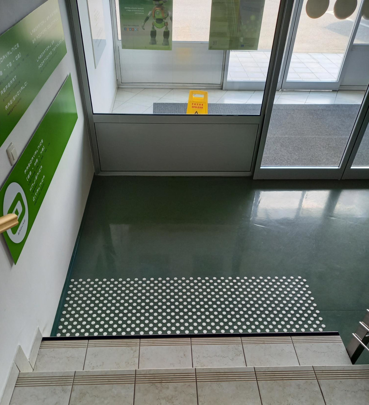 dostopno za invalide