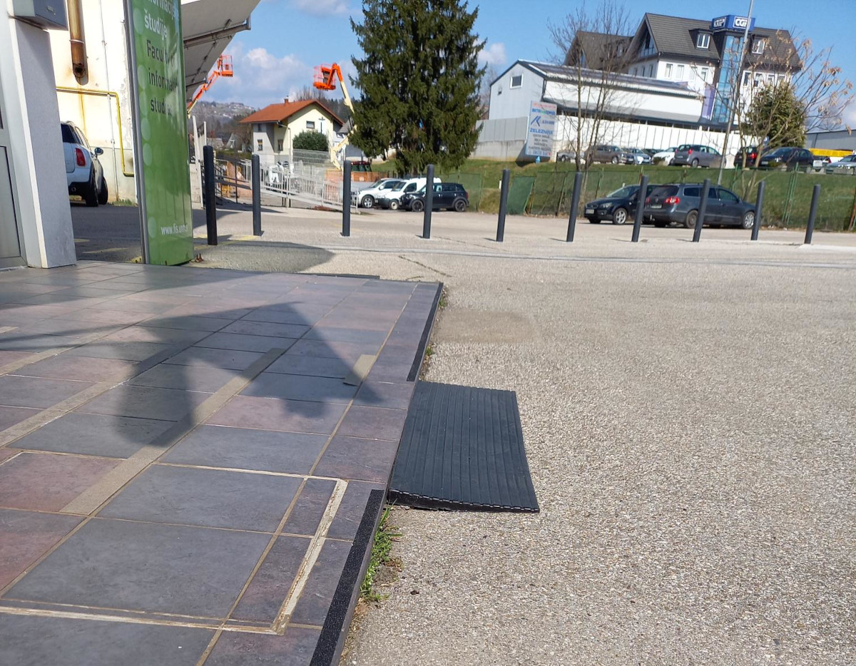 dostopno za invalide